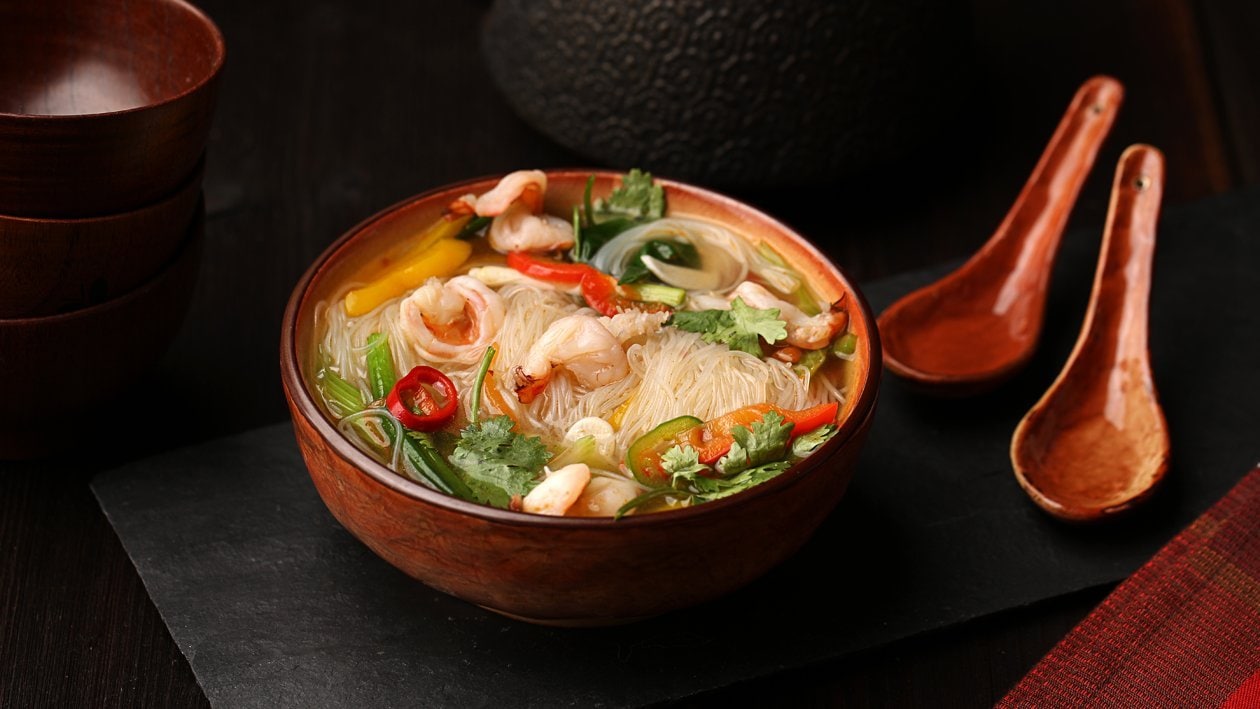 Азиатский суп с лапшой и креветками