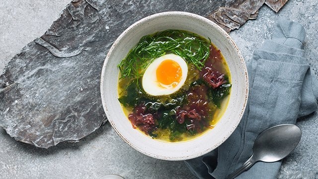 Суп из водорослей со щавелем и яйцом